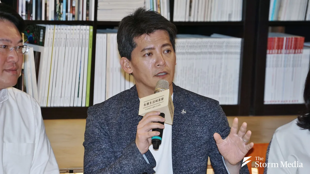 Author Hsieh Che-ching (謝哲青) recently shared the unexpected news after receiving a special letter. (File photo / Lu Yi-feng)