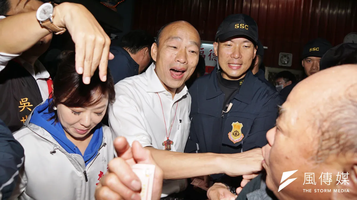 筆者指出,國民黨總統參選人韓國瑜(中)簽下「無色覺醒」這樣的主張,宿命藍也無法買單。(資料照,盧逸峰攝)