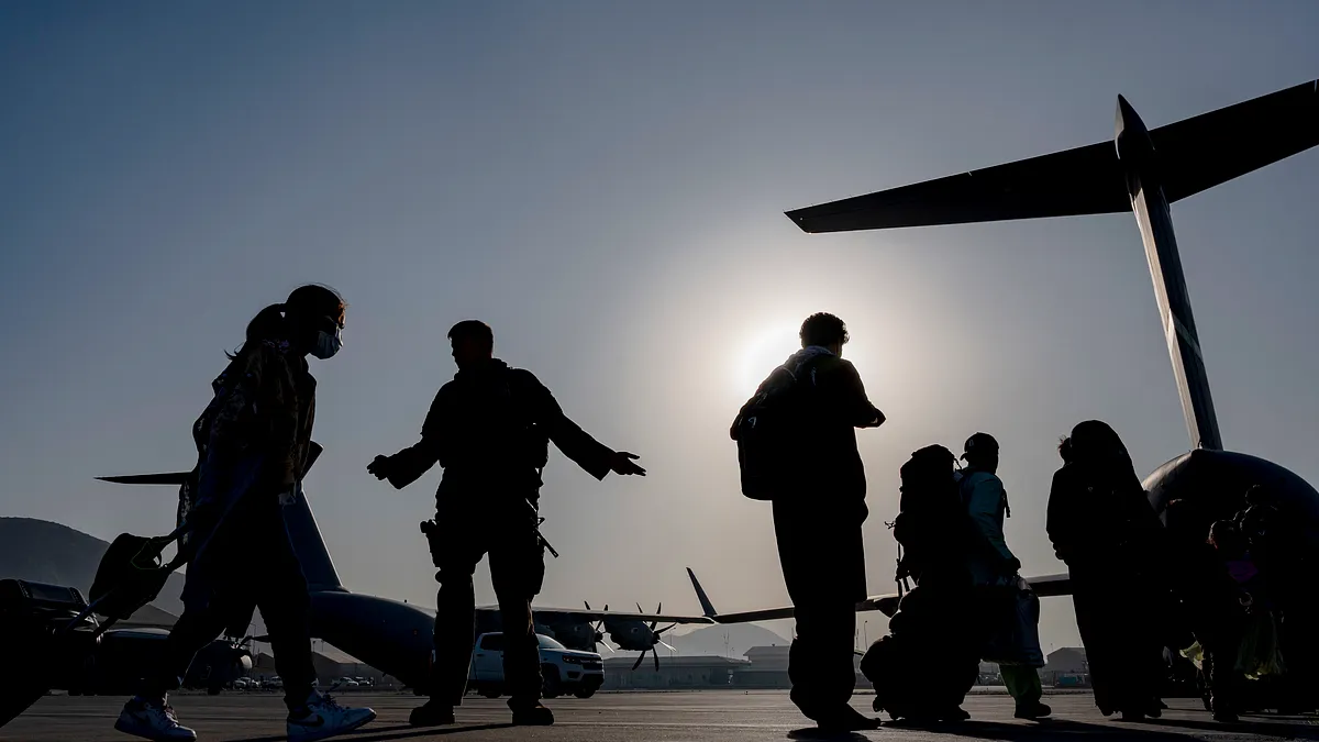 2021年8月24日,正在喀布爾機場準備撤離的阿富汗公民。(美聯社) 2021年8月24日,正在喀布爾機場準備撤離的阿富汗公民。(美聯社)