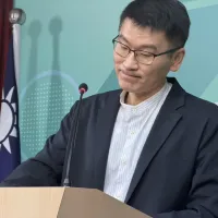 Mainland Affairs Council Deputy Minister and Spokesperson Liang Wen-chieh (梁文傑) shows little sympathy for farmers, and instead moves to investigate Taitung County Executive Jao Ching-ling (饒慶鈴) for promoting agricultural exports to the mainland. (CNA) Mainland Affairs Council Deputy Minister and Spokesperson Liang Wen-chieh (梁文傑) shows little sympathy for farmers, and instead moves to investigate Taitung County Executive Jao Ching-ling (饒慶鈴) for promoting agricultural exports to the mainland. (CNA)