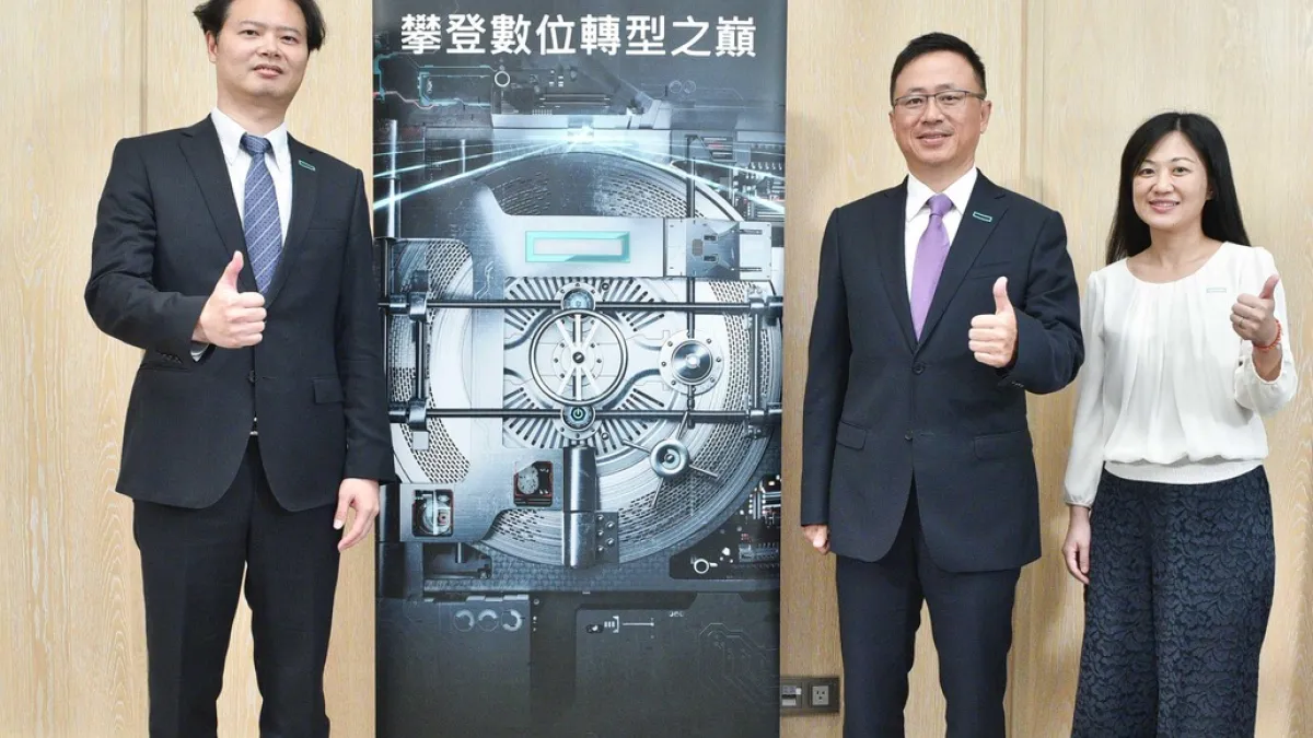 HPE慧與科技董事長王嘉昇(中)、資料中心暨雲端整合事業處資深副總經理蕭舜華(右)與資料中心暨雲端整合事業處資深產品協理郭裕昇(左)今日共同出席「HPE新世代運算體驗」記者會(圖/HPE)