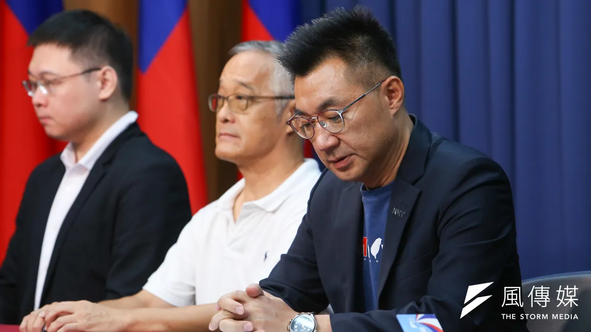 在地方派系、要角支持薄弱的國民黨主席江啟臣(右),盼能藉由8月公投大戰,拉抬國民黨主席選情。(資料照,顏麟宇攝)