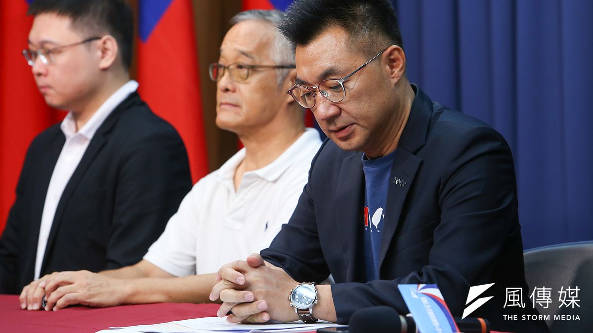 在地方派系、要角支持薄弱的國民黨主席江啟臣(右),盼能藉由8月公投大戰,拉抬國民黨主席選情。(資料照,顏麟宇攝) 在地方派系、要角支持薄弱的國民黨主席江啟臣(右),盼能藉由8月公投大戰,拉抬國民黨主席選情。(資料照,顏麟宇攝)