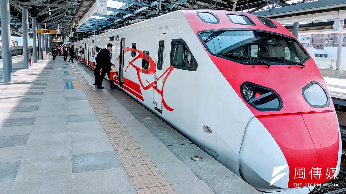 台鐵斥資 40.45 億元採購共 68 輛新一代維修工程車,預計每年可精簡近 400 名維修人力,並讓火車延誤時間改善達 3 成。(資料照/洪煜勛攝)