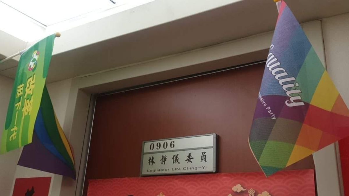 反同團體4日積極在立法院遊說保守立委及黨團,支持婚姻平權立場的民進黨立委林靜儀則直接在辦公室外掛出彩虹旗幟,並在臉書表示「本辦立場如此,不要來浪費彼此的時間」。(取自林靜儀臉書) 反同團體4日積極在立法院遊說保守立委及黨團,支持婚姻平權立場的民進黨立委林靜儀則直接在辦公室外掛出彩虹旗幟,並在臉書表示「本辦立場如此,不要來浪費彼此的時間」。(取自林靜儀臉書)