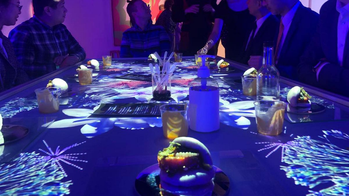 在《蝙蝠祭》中,觀眾透過品嚐「昆蟲刈包」,想像蝙蝠滅絕時對於生態及飲食的影響。(圖/文化部提供) 在《蝙蝠祭》中,觀眾透過品嚐「昆蟲刈包」,想像蝙蝠滅絕時對於生態及飲食的影響。(圖/文化部提供)