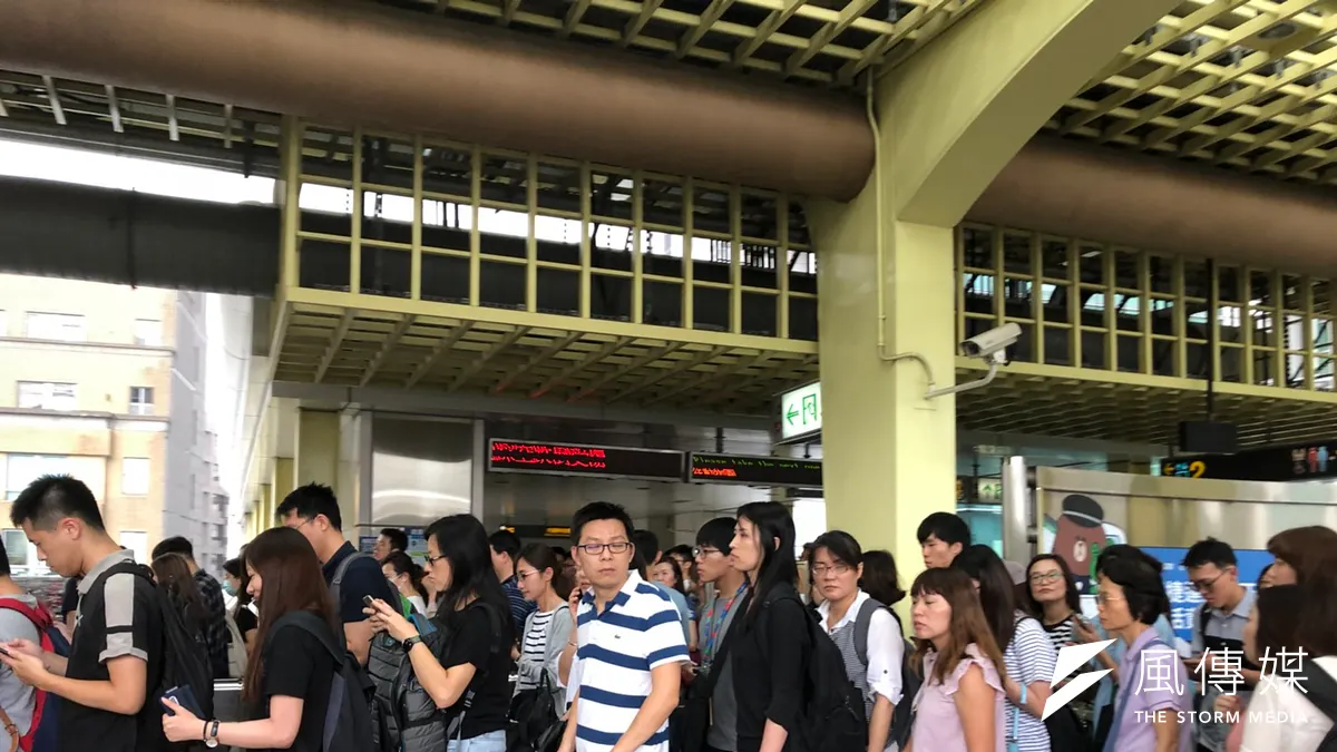 北北基等地下午4時起停班停課,台北捷運多站人潮擠爆,北捷已開出加班車。圖為西湖站下班人潮。(呂紹煒攝) 北北基等地下午4時起停班停課,台北捷運多站人潮擠爆,北捷已開出加班車。圖為西湖站下班人潮。(呂紹煒攝)