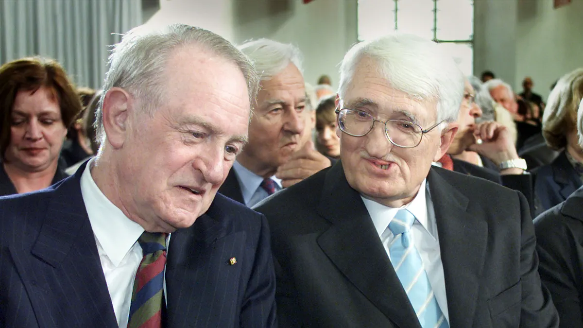 2001年10月14日,德國總統約翰內斯·勞(左)與德國哲學家哈伯瑪斯(右)交談。(美聯社)