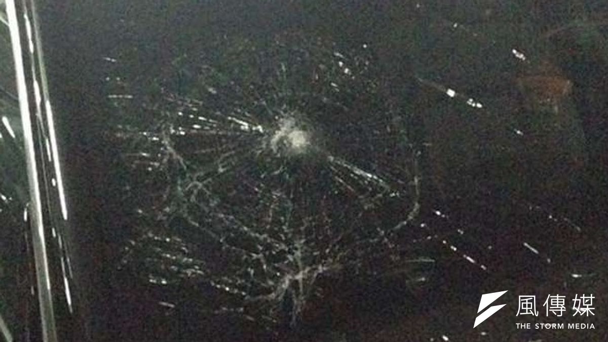 蔡正元在臉書PO上車窗毀損畫面。(取自蔡正元臉書) 蔡正元在臉書PO上車窗毀損畫面。(取自蔡正元臉書)