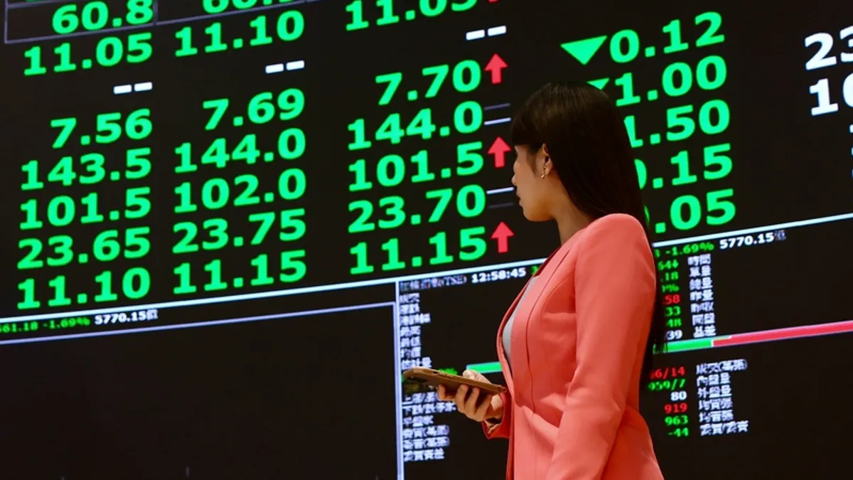 市場上常有一種說法:市值型 ETF 只要長期投資,進場點根本不重要。這句話在理論上或許成立,但在現實的帳面損益面前,投資人的心理素質往往才是成敗關鍵。(圖/中央社記者王飛華攝)