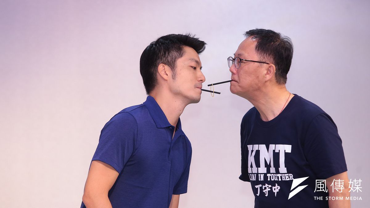 國民黨台北市長參選人丁守中8日出席「丁守中青年後援會成立大會」 ,並與立委蔣萬安一同玩「橡皮筋傳情」,兩人默契十足。(顏麟宇攝) 國民黨台北市長參選人丁守中8日出席「丁守中青年後援會成立大會」 ,並與立委蔣萬安一同玩「橡皮筋傳情」,兩人默契十足。(顏麟宇攝)