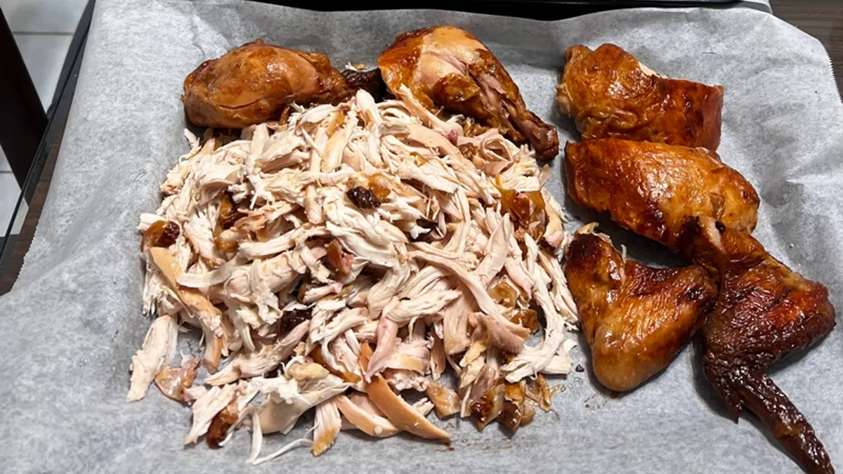 一名網友發文分享,好市多烤全雞高CP值處理方法。(圖/翻攝自 Costco好市多 商品經驗老實說) 一名網友發文分享,好市多烤全雞高CP值處理方法。(圖/翻攝自 Costco好市多 商品經驗老實說)