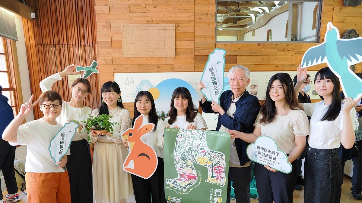 館長梁永斐(右3)及北藝大博館所師生手持「行艸學—好好呼吸的植感提案」海報。(圖/史博館提供) 館長梁永斐(右3)及北藝大博館所師生手持「行艸學—好好呼吸的植感提案」海報。(圖/史博館提供)