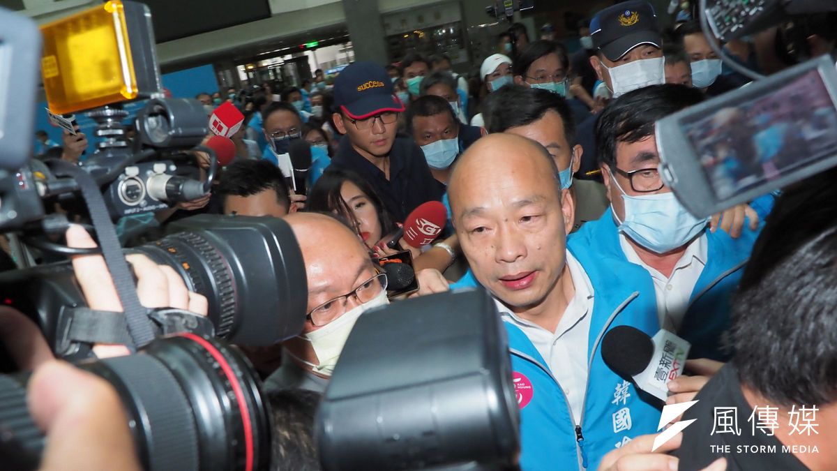 高雄市長韓國瑜罷免案通過法定罷免門檻,韓國瑜6日率領市府團隊於四維行政中心發表談話。(林瑞慶攝) 高雄市長韓國瑜罷免案通過法定罷免門檻,韓國瑜6日率領市府團隊於四維行政中心發表談話。(林瑞慶攝)