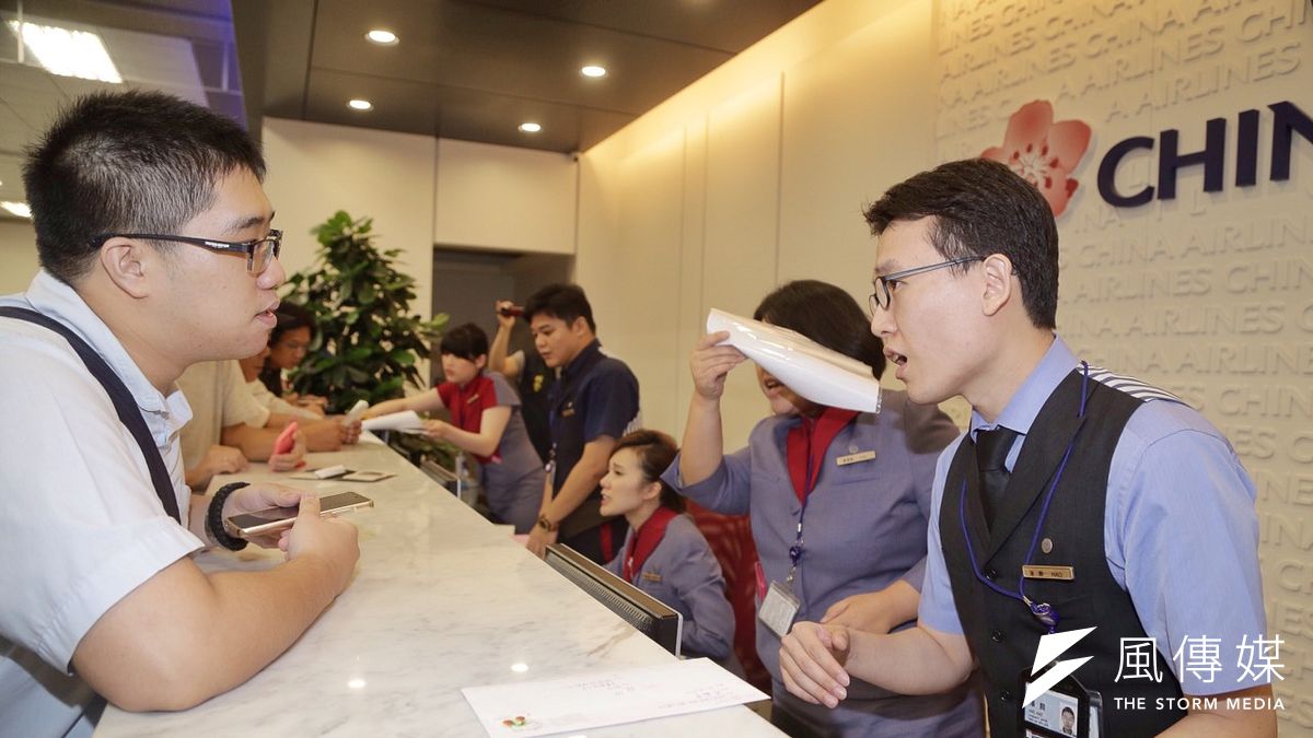 華航罷工,旅客前往櫃台抱怨。(曾原信攝) 華航罷工,旅客前往櫃台抱怨。(曾原信攝)