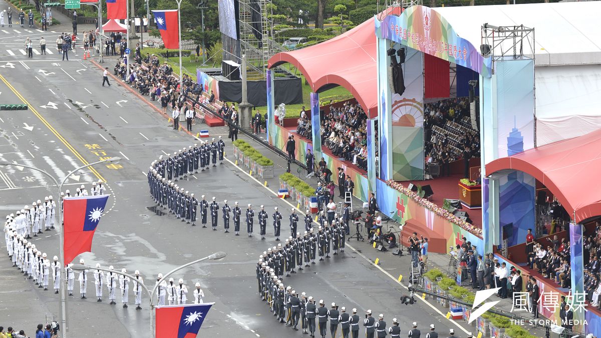 中華民國105年度國慶典禮,三軍樂儀隊表演。(甘岱民攝) 中華民國105年度國慶典禮,三軍樂儀隊表演。(甘岱民攝)