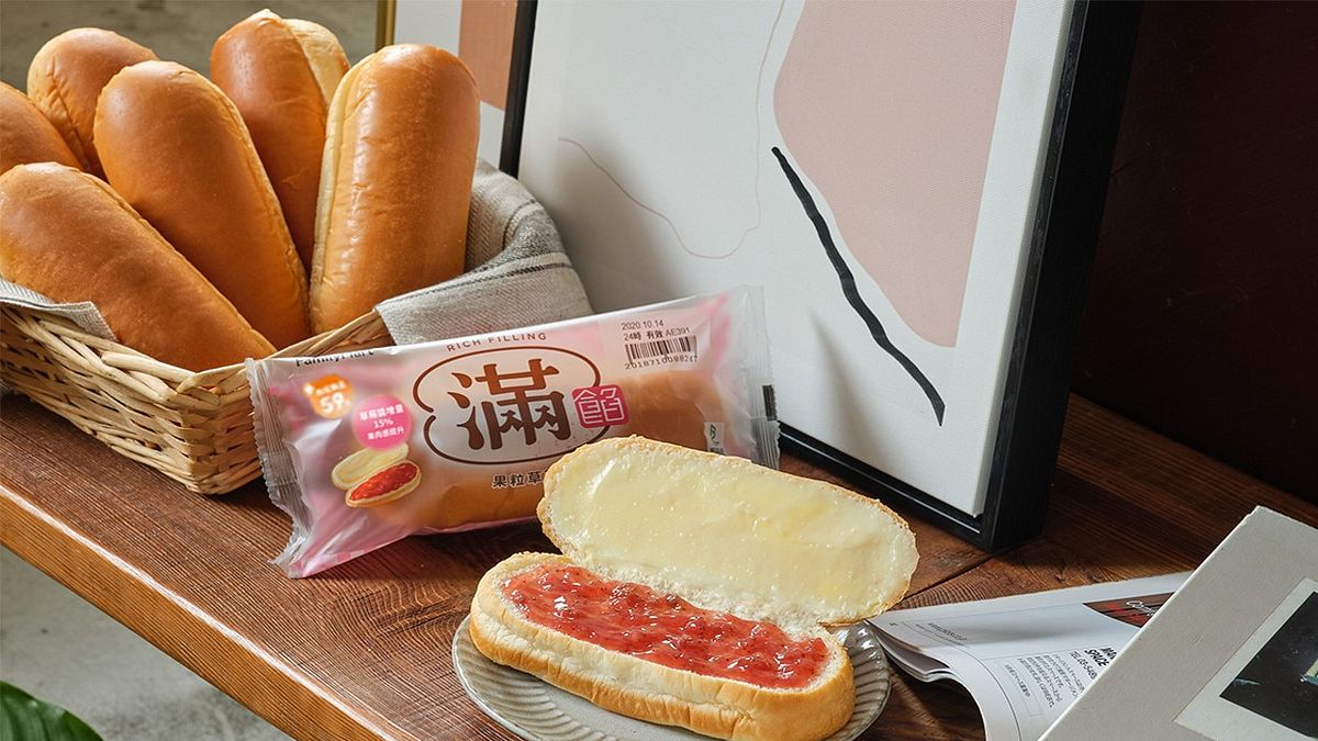 【果粒草莓滿餡麵包】添加QQ 椰果,增加口感層次,佐以紐西蘭乳源調製香甜煉乳卡士達。 【果粒草莓滿餡麵包】添加QQ 椰果,增加口感層次,佐以紐西蘭乳源調製香甜煉乳卡士達。