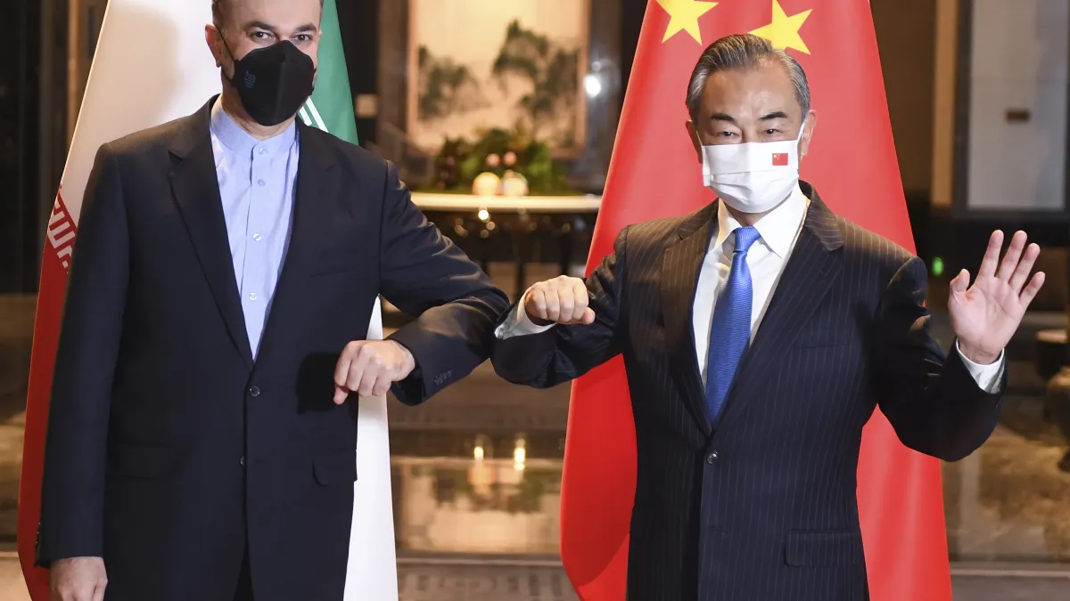 2022年1月14日,中國外交部長王毅在江蘇無錫同伊朗外長阿米爾-阿卜杜拉希揚宣布啟動為期25年的全面合作協議。(AP)