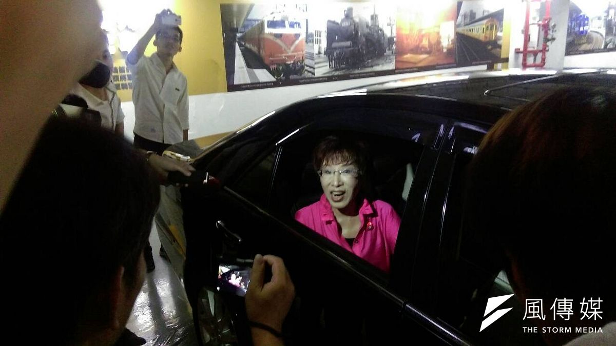 對於立法院長王金平拒絕擔任競選總部主委,國民黨準總統準參選人洪秀柱表示,她這個人就是有點糾纏不清,「就是我們盡量想辦法,還是要跟院長請益啊!」(周怡孜攝) 對於立法院長王金平拒絕擔任競選總部主委,國民黨準總統準參選人洪秀柱表示,她這個人就是有點糾纏不清,「就是我們盡量想辦法,還是要跟院長請益啊!」(周怡孜攝)