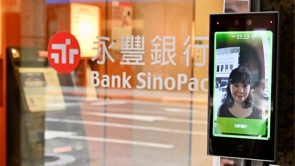 永豐銀行率先於城中分行ATM自動化服務區導入「AI人臉辨識」系統,客戶露出完整全臉即可開啟自動門,杜絕不肖人士刻意遮蔽五官入內取款。