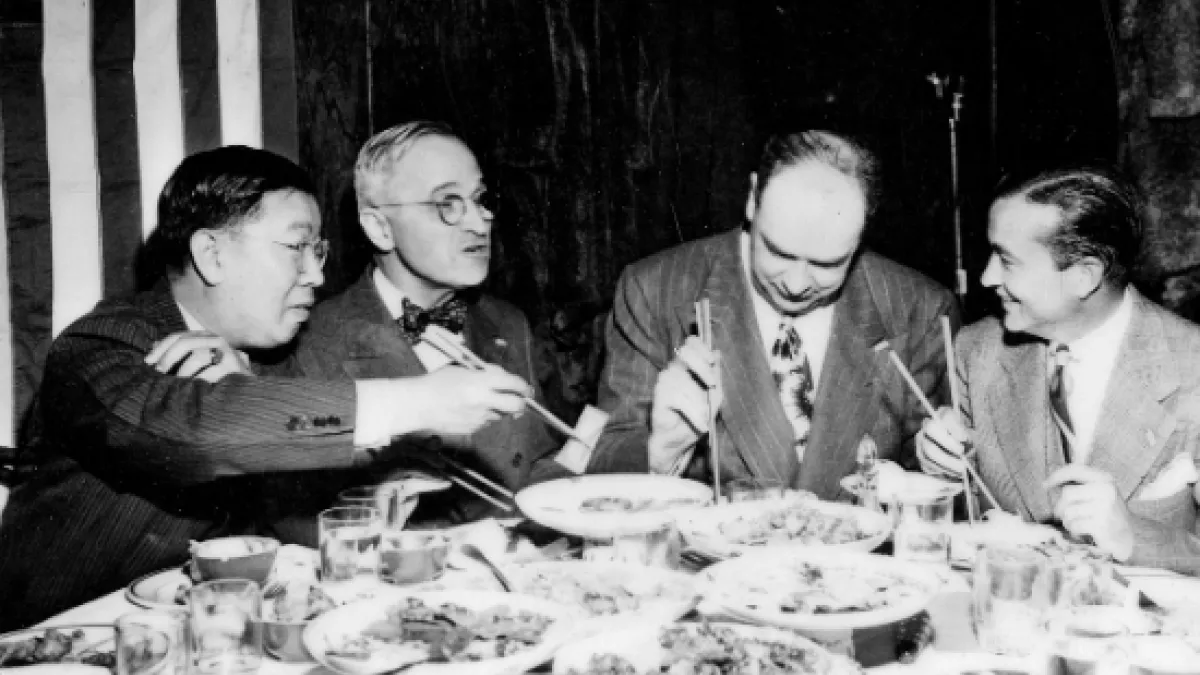 1942年造訪舊金山中國城的杜魯門參議員,在華埠地下市長周錦朝陪同下享受 中國美食。(許劍虹提供)