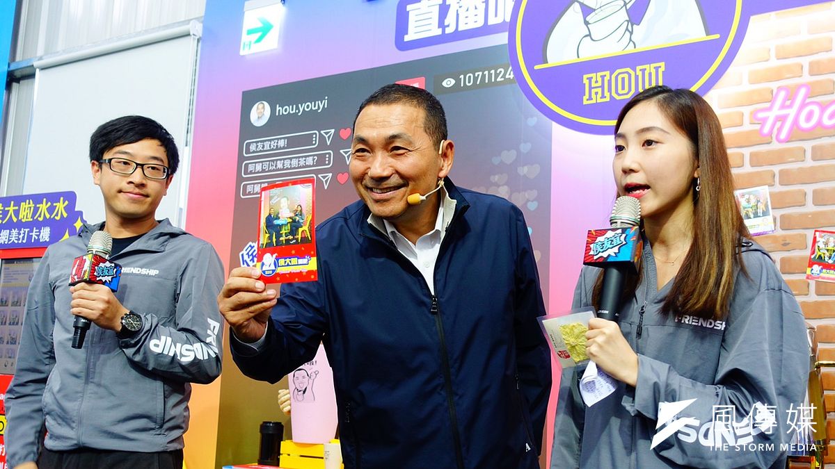 侯友宜市民總部也設計「侯大啦3D立體牆面拍照區」,讓民眾可以拍照上傳打卡,並結合IG快印機器,只要民眾上傳IG,並hashtag「侯大啦」,就可以現場列印照片。(羅暐智攝) 侯友宜市民總部也設計「侯大啦3D立體牆面拍照區」,讓民眾可以拍照上傳打卡,並結合IG快印機器,只要民眾上傳IG,並hashtag「侯大啦」,就可以現場列印照片。(羅暐智攝)