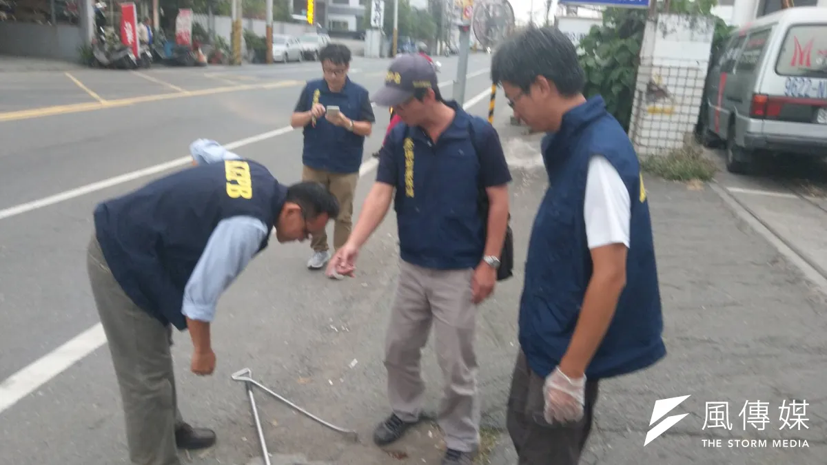 稽查人員發現鳳山溪非法排放。(圖/徐炳文攝)