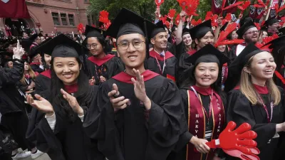 哈佛大學畢業典禮上的中國畢業生。(美聯社)