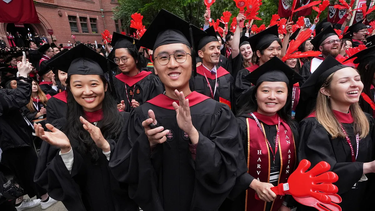 哈佛大學畢業典禮上的中國畢業生。(美聯社)