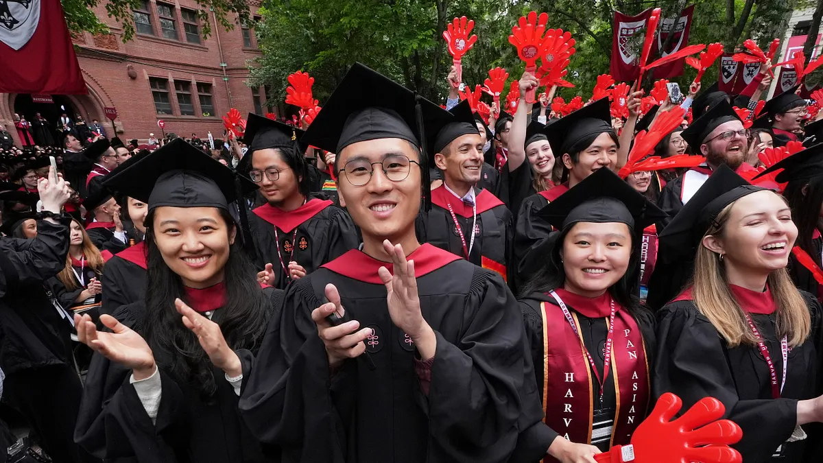 大學學測成績明(25)日正式揭曉,全台考生與家長正陷入選填志願的關鍵期。隨著人工智慧浪潮席捲全球,不少社會組考生擔心「非理工出身」是否會失去競爭力?(示意圖/美聯社)
