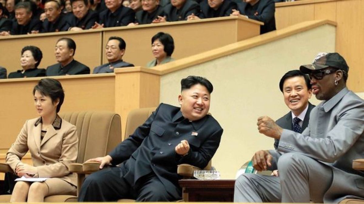 2014年1月8日子金正日(中)生日那一天在平壤體育館美國前NBA球員同朝鮮籃球選手進行表演賽,羅德曼(右)同金正恩夫婦在看台上。(BBC中文網) 2014年1月8日子金正日(中)生日那一天在平壤體育館美國前NBA球員同朝鮮籃球選手進行表演賽,羅德曼(右)同金正恩夫婦在看台上。(BBC中文網)