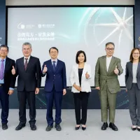 香港中文大學榮休教授范博宏(左起)、政大特聘教授許永明、政大副校長蔡維奇、中信銀行個人金融執行長楊淑惠、中信銀行私人銀行處處長楊子宏資深副總、中信銀行私人銀行經營部部長莊順卿副總,24日於「中信政大產學合作家族辦公室研究智庫」啟動儀式合影。(中信銀提供) 香港中文大學榮休教授范博宏(左起)、政大特聘教授許永明、政大副校長蔡維奇、中信銀行個人金融執行長楊淑惠、中信銀行私人銀行處處長楊子宏資深副總、中信銀行私人銀行經營部部長莊順卿副總,24日於「中信政大產學合作家族辦公室研究智庫」啟動儀式合影。(中信銀提供)