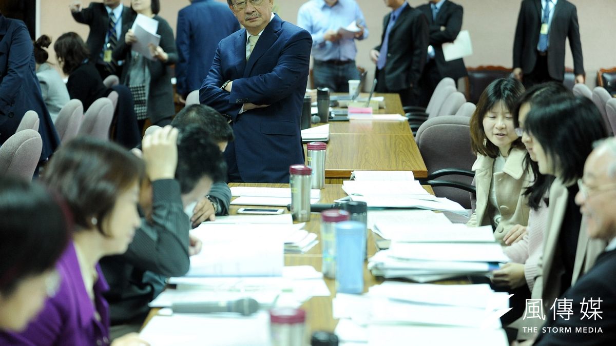 立法院民進黨團總召柯建銘28日表示,今天不會提案要求緩降。(林俊耀攝) 立法院民進黨團總召柯建銘28日表示,今天不會提案要求緩降。(林俊耀攝)