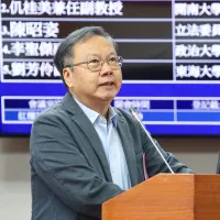 検事総長の人事公聴会で、候補者の徐錫祥(シュ・シシャン)氏を「不適格だ」と直言した台湾高等検察署の陳宏達(チェン・ホンダ)主任検事(写真)。頼清徳総統の指名に公然と異を唱える形となり、検察内部に激震が走っている。(資料写真、顏麟宇撮影) 検事総長の人事公聴会で、候補者の徐錫祥(シュ・シシャン)氏を「不適格だ」と直言した台湾高等検察署の陳宏達(チェン・ホンダ)主任検事(写真)。頼清徳総統の指名に公然と異を唱える形となり、検察内部に激震が走っている。(資料写真、顏麟宇撮影)