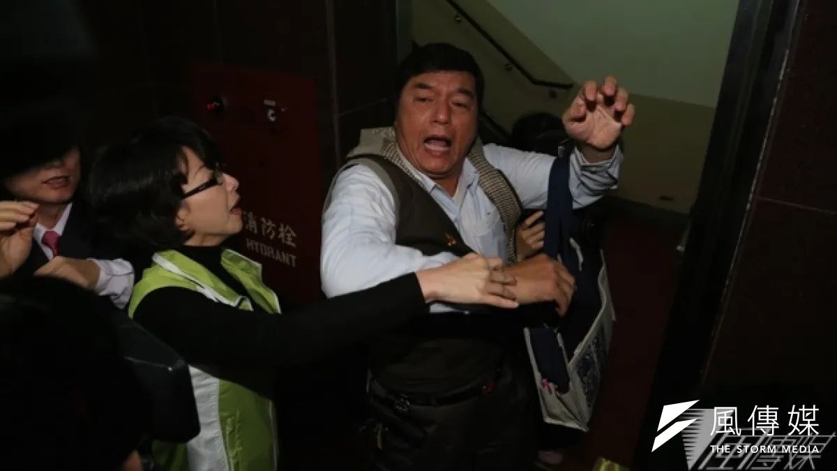 國民黨籍內政委員會召委30秒宣布送出服貿,是否有效,仍一直有爭議。 (余志偉攝)