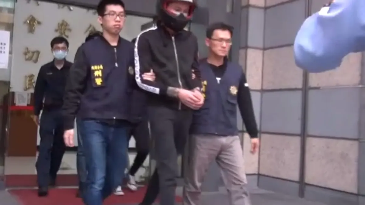台北市警察局內湖分局西湖派出所於3月30日逮捕陳姓男子等5名犯嫌,並起獲開山刀、彈簧刀、鋁棒、借據本票等證物。(台北市警察局提供)