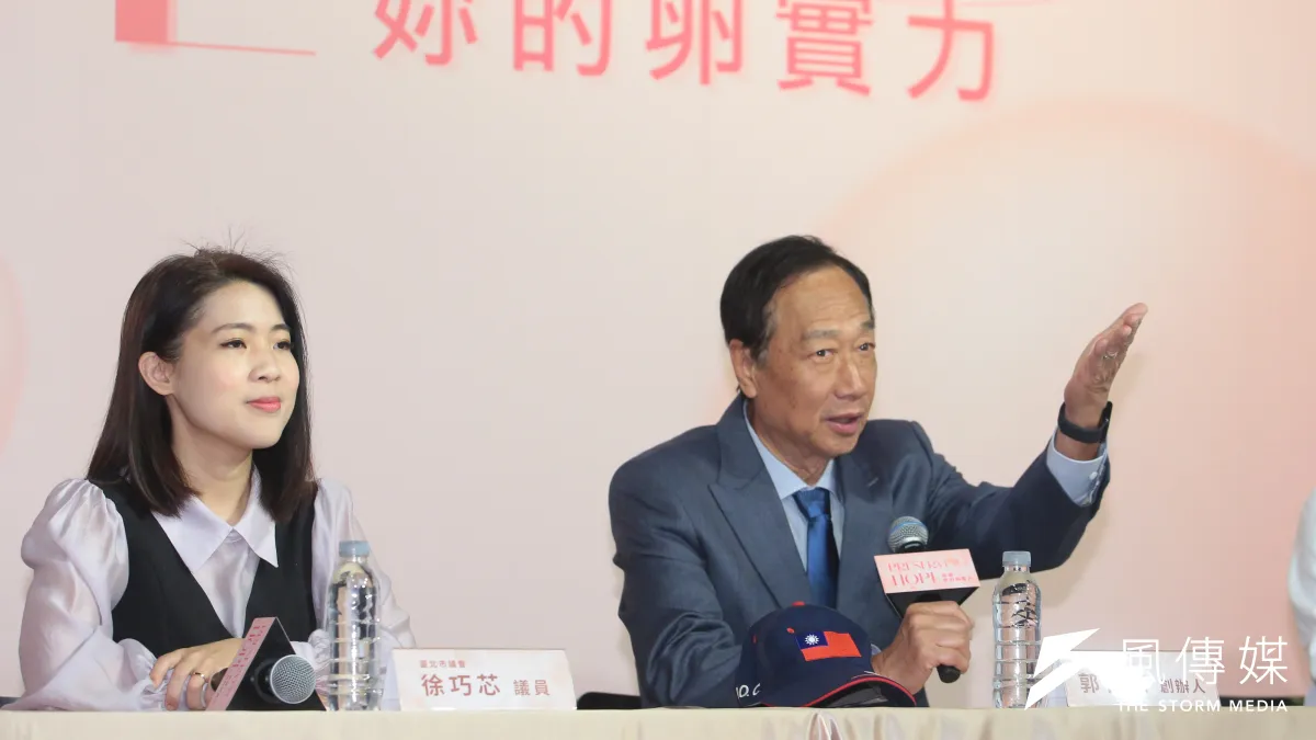 鴻海創辦人郭台銘(右)與BNT股東的一封英文信件引起一連串疫苗採購討論。(顏麟宇攝)