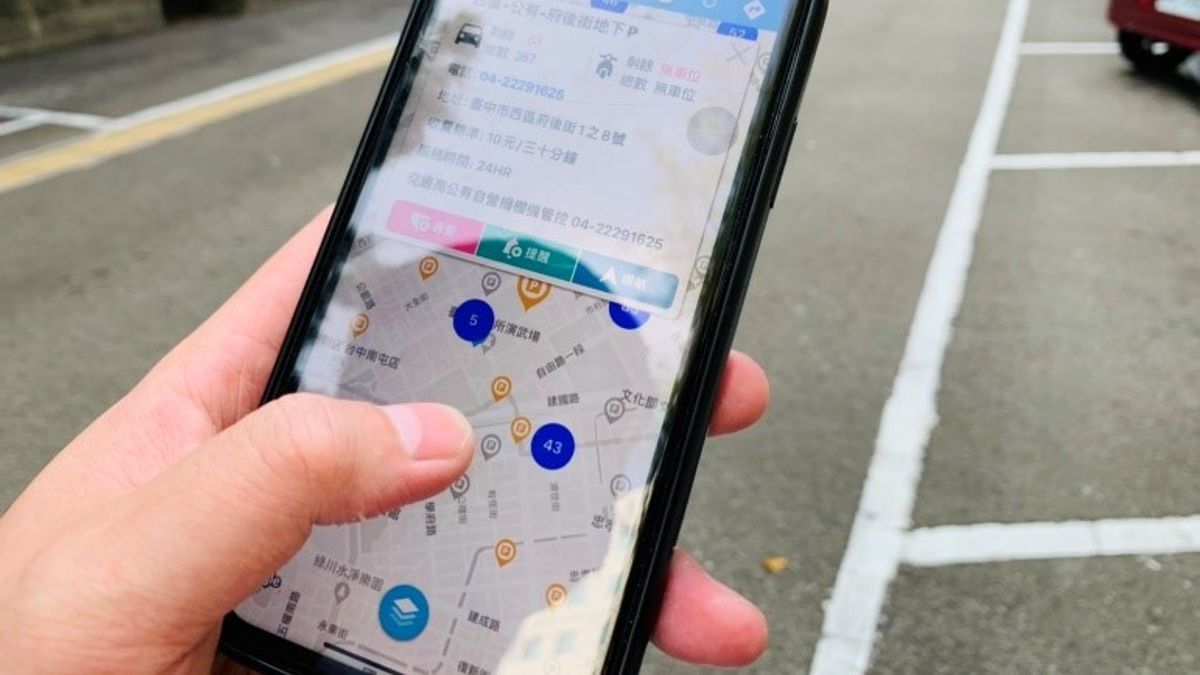 台中市政府交通局推動「台中交通網APP」,提供即時路況、停車資訊、公車(含小黃公車)動態、iBike、台鐵、高鐵時刻表、停車費查詢與繳費等服務。(圖/台中市政府提供) 台中市政府交通局推動「台中交通網APP」,提供即時路況、停車資訊、公車(含小黃公車)動態、iBike、台鐵、高鐵時刻表、停車費查詢與繳費等服務。(圖/台中市政府提供)