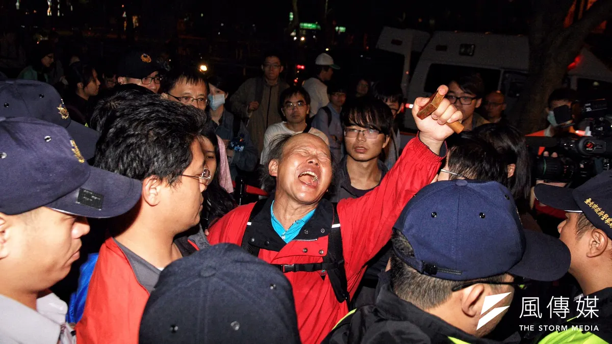台中黎明幼兒園面臨強制拆除,園長林金連30日在總統蔡英文住宅前揚言自殘,要求與蔡英文會面。(曾原信攝)