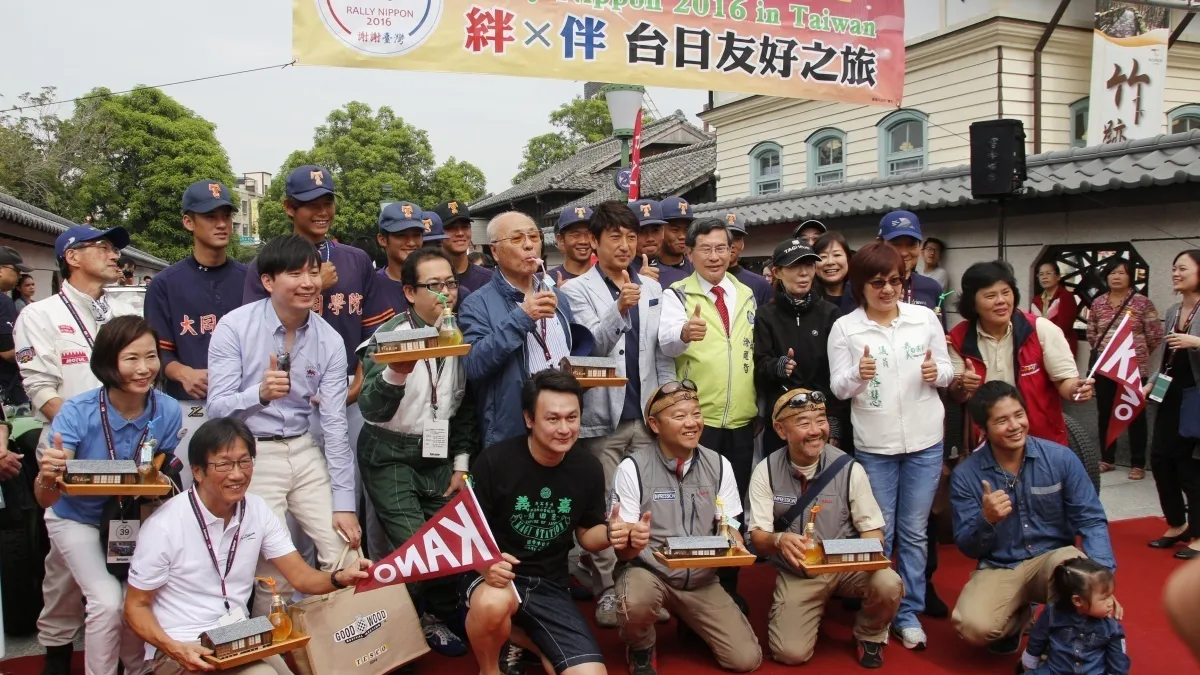 日本古董車齊聚檜意森活村 民眾搖旗熱烈歡迎