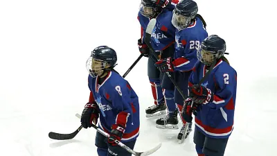 平昌冬奧即將開幕,南北韓共組女子冰球隊,熱身賽以1:3輸給瑞典。(美聯社)