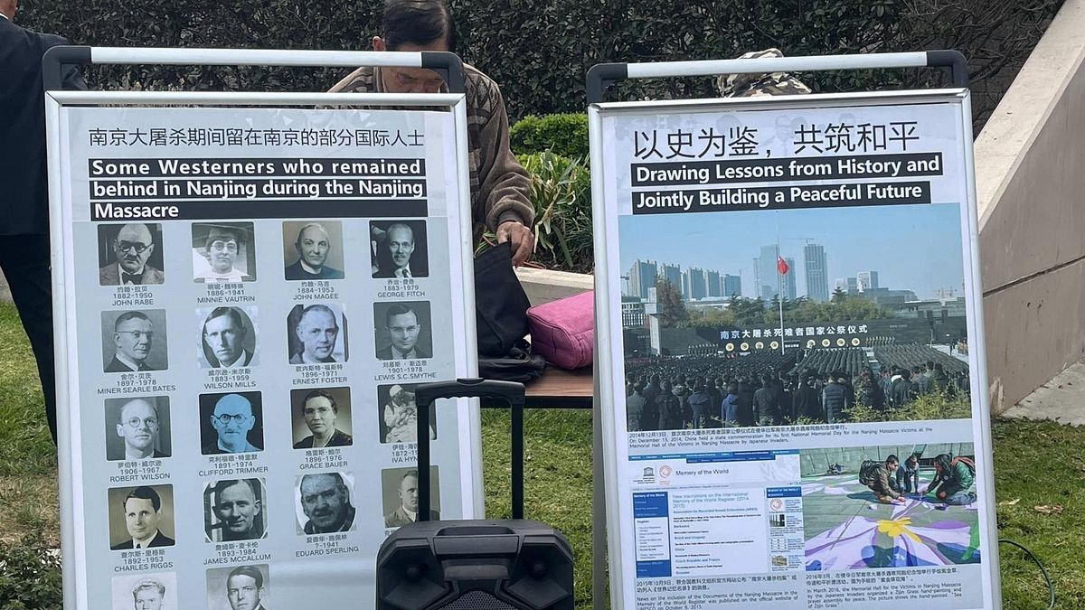 中共在洛杉磯紀念南京大屠殺,可首先感謝的西方人並不全都美國人,但功勞只算給美國,然後右邊展示牌出現的小小五星旗成為整個活動中唯一的中共旗幟。(作者提供) 中共在洛杉磯紀念南京大屠殺,可首先感謝的西方人並不全都美國人,但功勞只算給美國,然後右邊展示牌出現的小小五星旗成為整個活動中唯一的中共旗幟。(作者提供)