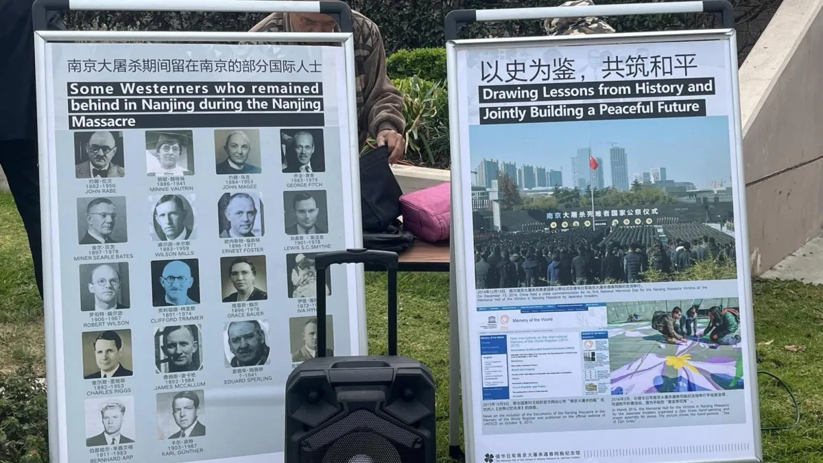 中共在洛杉磯紀念南京大屠殺,可首先感謝的西方人並不全都美國人,但功勞只算給美國,然後右邊展示牌出現的小小五星旗成為整個活動中唯一的中共旗幟。(作者提供)