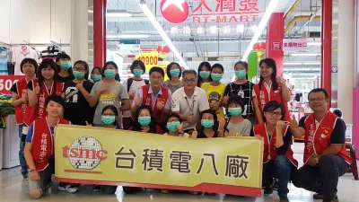 台積電八廠志工群11日協助聖方濟少女之家少女們實地參訪新竹大潤發湳雅店。(圖/方詠騰攝)