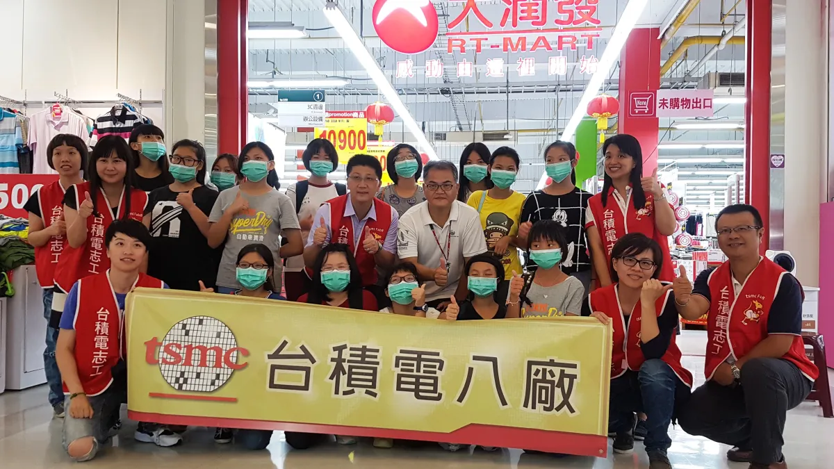 台積電八廠志工群11日協助聖方濟少女之家少女們實地參訪新竹大潤發湳雅店。(圖/方詠騰攝)