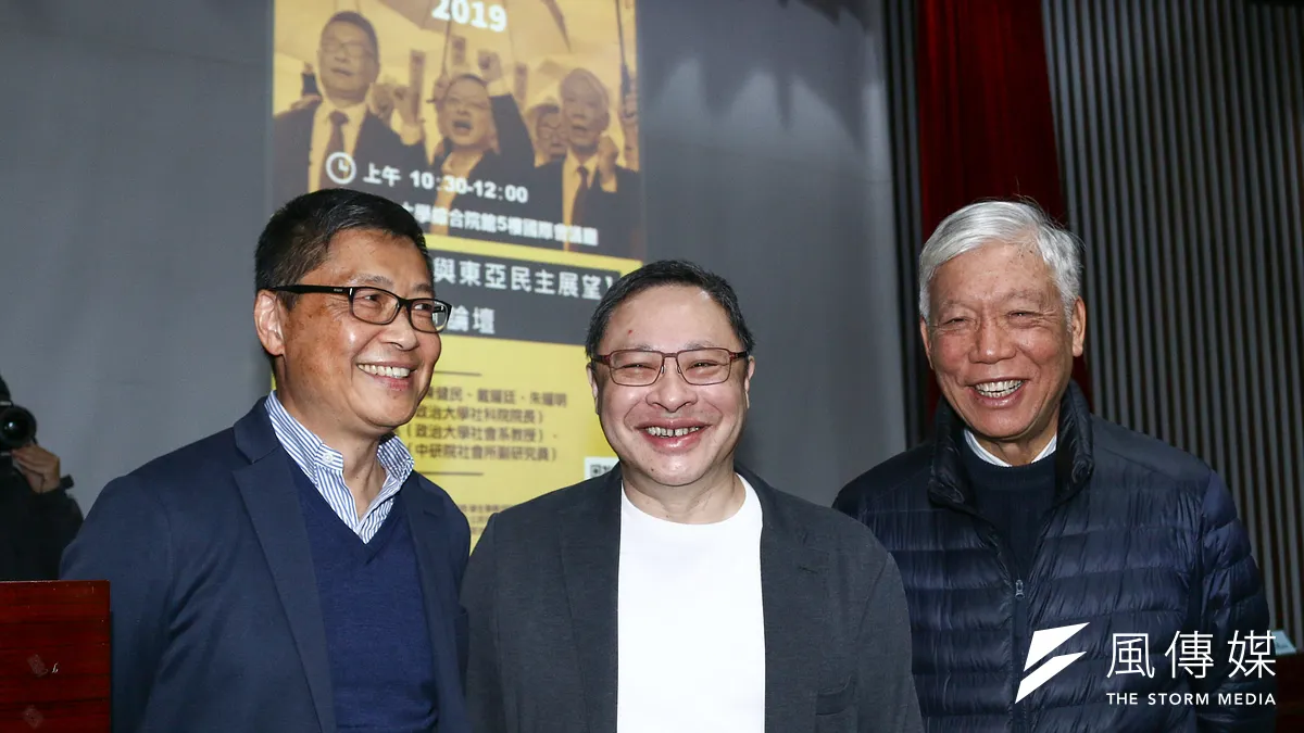香港占中三子陳健民(左)、戴耀廷(中)、朱耀明(右)出席「雨傘運動與東亞民主展望論壇」。(蔡親傑攝) 香港占中三子陳健民(左)、戴耀廷(中)、朱耀明(右)出席「雨傘運動與東亞民主展望論壇」。(蔡親傑攝)
