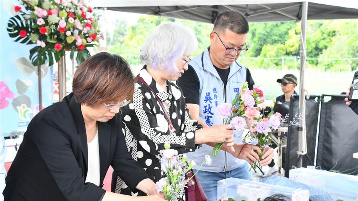 田尾康乃馨行銷推廣,王惠美縣長出席並且現場表現插花技巧。(圖/彰化縣政府) 田尾康乃馨行銷推廣,王惠美縣長出席並且現場表現插花技巧。(圖/彰化縣政府)