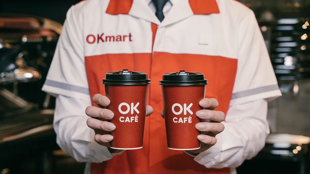 從 7-11 珍奶、美式買 1 送 1,到全家、OK 超商單杯不到 25 元的寄杯神價,本文為你整理 5 大通路 4 月開工咖啡、飲品優惠懶人包,帶你一次看懂怎麼買最划算。(圖/OK超商提供)