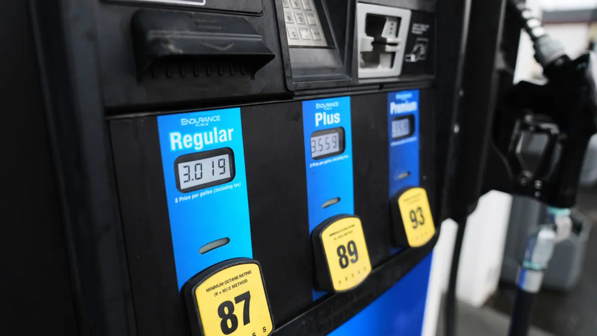 卡森集團首席總體策略師瓦格斯(Sonu Varghese)說:「2月消費者物價指數通膨大致符合預期,但這只是風暴前的平靜,3月汽油價格飆升的影響將會浮現。」(美聯社)