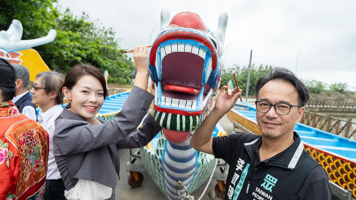 新竹市長高虹安(左)31日赴南寮舊港主持龍舟賽祈福暨點睛儀式。(圖/新竹市政府提供) 新竹市長高虹安(左)31日赴南寮舊港主持龍舟賽祈福暨點睛儀式。(圖/新竹市政府提供)